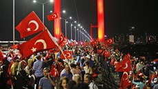 Demonstrace na podporu Erdogana v ulicích Istanbulu (21. ervence 2016)