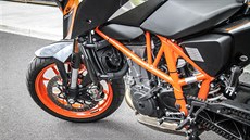 Pímstský ostrý hoch s trochu nervózním projevem. Tak by se dal charakterizovat výkonem nabitý jednoválec KTM Duke 690 R.