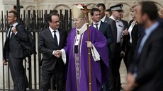 Francouzský prezident François Hollande mluví s paíským arcibiskupem a...