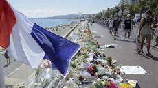 Lidé si pipomínají obti teroristického útoku v Nice (21. ervenec 2016)