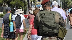 Voják hlídkuje v ulicích Nice (21. ervenec 2016)