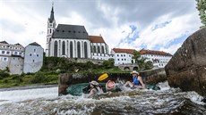 Vltava na úseku mezi Vyím Brodem a Zlatou korunou bývá v lét obsypaná vodáky.