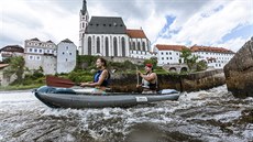 Vltava na úseku mezi Vyím Brodem a Zlatou korunou bývá v lét obsypaná vodáky.