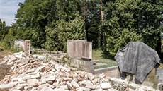 Demolice hbitovní zdi v Horním Jelení ped její  obnovou.