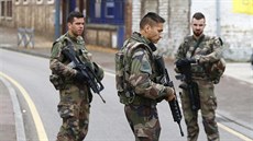 Policisté uzaveli okolí kostela ve francouzském Saint-Etienne-du-Rouvray, kde...
