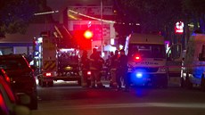 Na pedmstí Sydney vjel ech zapáleným autem do vrat policejní garáe (21....