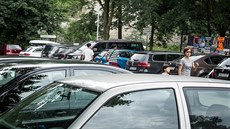 Turisté se mohou na krumlovských parkovi�tích setkat s neodbytnými �ebráky,...