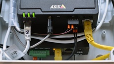 Detail kamerové jednotky Axis F41 uvnitř poutního boxu