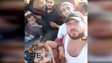 Bojovníci proti syrskému vdci Baáru Asadovi zveejnili video, kde popravili...