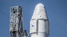 Nákladní lo Dragon CRS-9 na vrcholu rakety Falcon 9