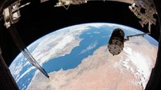 ATV-5 Kounotori neboli Bílý áp na pozadí Zem pi pohledu z paluby ISS