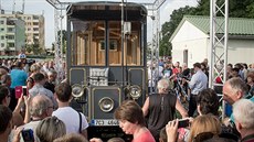 Návrat po 100 letech. �eské Velenice p�edstavily historický trolejbus.
