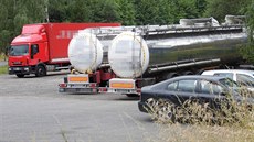 Zaparkované cisterny v areálu firmy, ve kterých byl p�evá�ený �epkový olej.