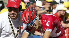 VYERPÁNÍ V CÍLI. Ilnur Zakarin práv ovládl sedmnáctou etapu Tour de France.