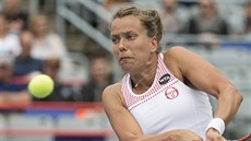 Barbora Strýcová vrací úder bhem zápasu s Caroline Garciovou na turnaji v...