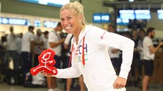Andrea Hlavá�ková s podobiznou Emila Zátopka p�ed odletem do brazilského Ria.