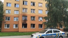 Poár zachvátil pízemní byt v panelovém dom v Kladn (25.7.2016).