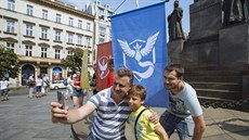 Hrái Pokémon Go se seli na praském Václavském námstí (23. ervence 2016)