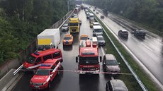Nehoda bagru a sanitky na dálnici D5 u Rudné (26. ervence 2016)