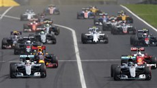 V ELE MERCEDESY. Situace po startu Velké ceny Maarska formule 1.