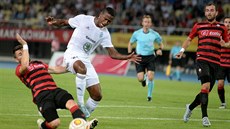 Ardian Cuculi (vlevo) z Tetova zastavuje Golgola Tedrose Mebrahta z Mladé...