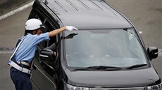Policisté odklán�jí dopravu u ústavu, kde do�lo k masové vra�d�. (26. 7. 2016)