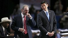 Předseda Sněmovny reprezentantů Paul Ryan (vpravo) na republikánském konventu...