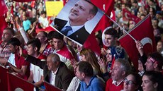 Na istanbulském náměstí Taksim se v úterý sešli příznivci prezidenta Erdogana...