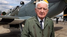 Veterán RAF Emil Boek se po nkolika desetiletích opt v Anglii proletl ve...