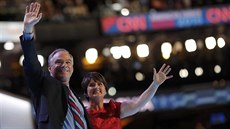 Tim Kaine s manželkou Anne během svého projevu na sjezdu demokratů ve...
