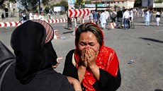 Afghánky truchlí za obti atentátu na kábulském námstí Deh Mazang.