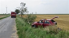 idika se za jízdy ohlédla na krabici s kokou na zadním sedadle, kvli tomu...