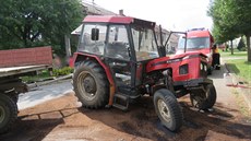 Osobní auto se ve Smr�icích p�i p�edjí�d�ní srazilo s odbo�ujícím traktorem a...