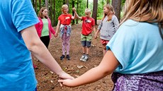 Lesní pedagogové pedstavují les formou hry dtem z ozdravovny Les Království...