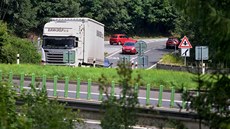 Nebezpe�ná k�i�ovatka u Rádelského mlýna na silnici z Liberce sm�rem na Prahu.