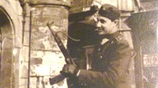 Frantiek Schwarzenberg se samopalem bhem kvtnového povstání v roce 1945.