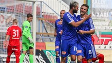 Olomou�tí fotbalisté (v modrém) se radují v p�ípravném duelu.