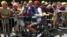 Cyklista Jan Bárta po horské časovce na Tour ochotně zapózoval i českým...