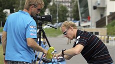 Trenéi eských biatlonist Ondej Rybá (vlevo) a Marek Lejsek probírají...