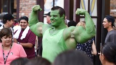 Záběr z letošního Comic-conu. Fanoušek se oblékl do kostýmu Hulka (23. července...