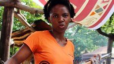 Kameru�anka Agnes v zoo p�ipravuje tradi�ní africká jídla.