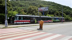 P�es pozemek vede �ty�proudová silnice i koleje tramvají poblí� zastávky Bráfova