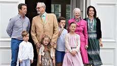 Dánská královna Margrethe II., její manel princ Henrik, jejich syn korunní...