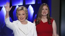 Hillary Clintonová a její dcera  Chelsea (Philadelphia, 28. ervence 2016)