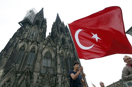 Demonstrace Turk v Kolín nad Rýnem. Na bezpenost v centru msta dohlíí 2...