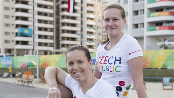 Stolní tenistky Hana Matelová (vpravo) a Iveta Vacenovská v olympijské vesnici...