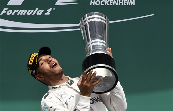 JE MOJE! Vítz Velké ceny Nmecka Lewis Hamilton hrd pózuje s trofejí.