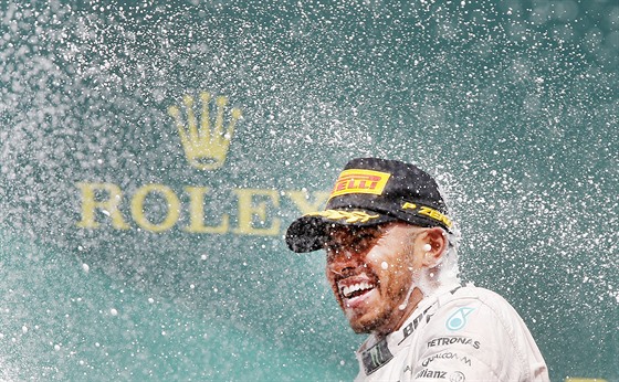 Lewis Hamilton slaví triumf ve Velké cen Nmecka.