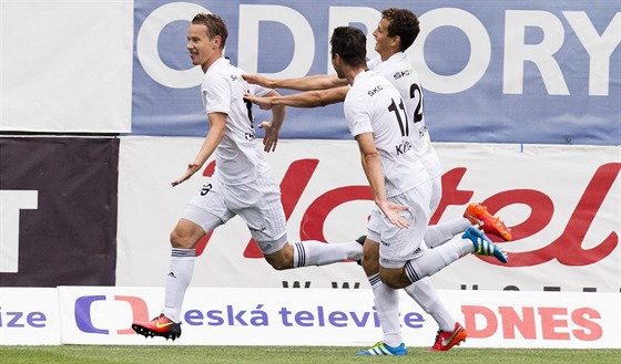 Boleslavský útočník Jan Chramosta (vlevo) slaví gól proti Liberci.