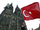 Demonstrace Turků v Kolíně nad Rýnem. Na bezpečnost v centru města dohlíží 2...
